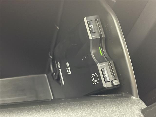 【ETC】有料道路を利用する際に料金所で停止することなく通過できる、ETC車載器（ノンストップ自動料金収受システム機器）が装備されています。セットアップを行うことで利用可能になります。