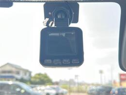 【ドライブレコーダー】映像・音声などの運転中の記録を残します。事故などを起こした起こされた時の証拠になりえますので、もしも時でも安心ですね。