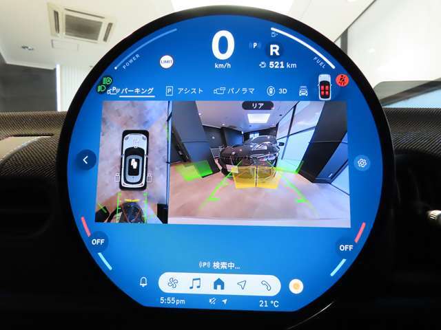 バックカメラの映像は鮮明です。障害物センサーは音と画面上のグラフィックで確認できます。