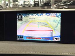 【バックカメラ】駐車時に後方がリアルタイム映像で確認できます。大型商業施設や立体駐車場での駐車時や、夜間のバック時に大活躍！運転スキルに関わらず、今や必須となった装備のひとつです！