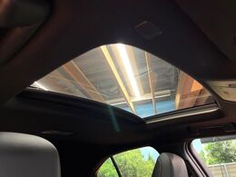 【サンルーフ】開放感たっぷりの希少装備、サンルーフが装着されています！車内に明かりを取り入れたり景色を楽しむ以外にも、車内の空気も簡単に換気できて快適です！