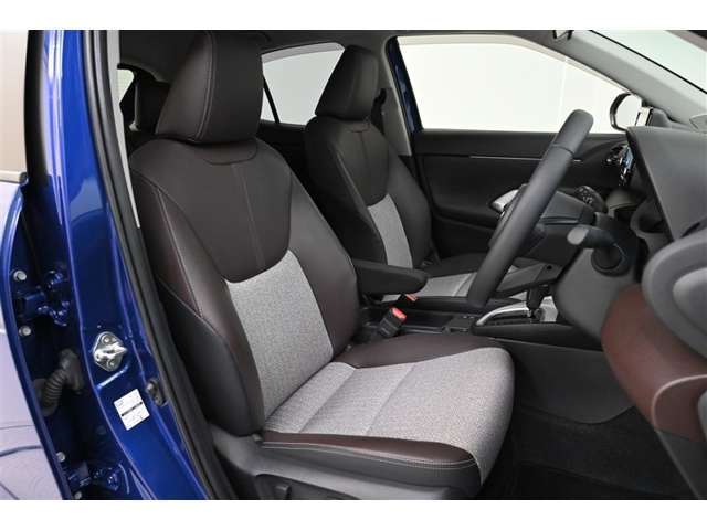 運転席/助手席です。　シンプルながら座り心地が良く、ホールド感もあり疲れにくいシートです。