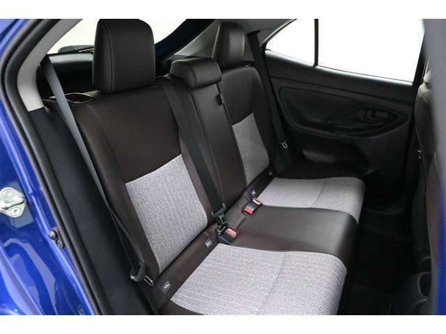 リヤシートです。　足元にもゆとりがありゆったりと座れます。　座面も高さがあり、乗り降りもラクにできます。