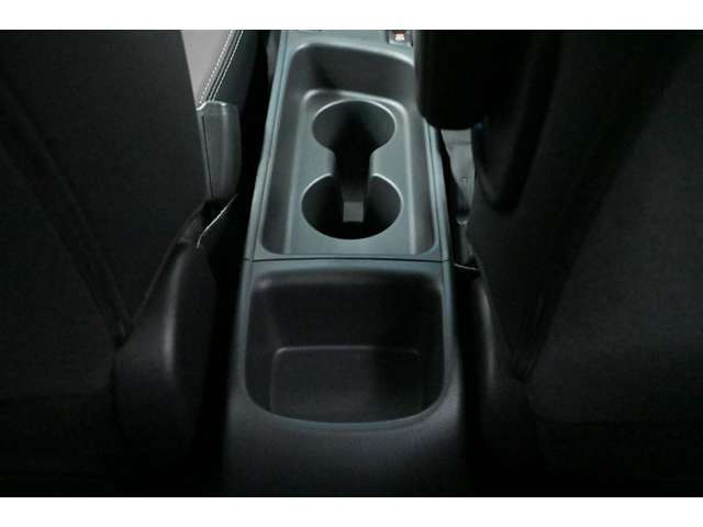 ■フロントカップホルダー（2個） /リヤコンソールボックス 装備