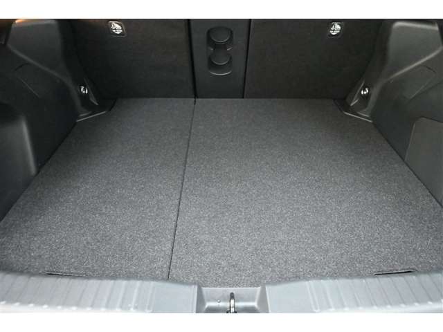 ■『6：4分割アジャスタブルデッキボード』　　上下左右を使い分けて、荷物にピッタリのラゲージに！　◆画像は 「上段ポジション」