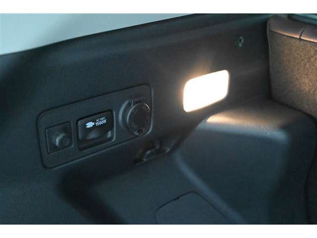 ■ラゲッジルームライト、■アース端子・アクセサリーコンセント（AC100V・1500W）、■アクセサリーソケット（DC12V・120W）　　※ラゲージ左側面に装備