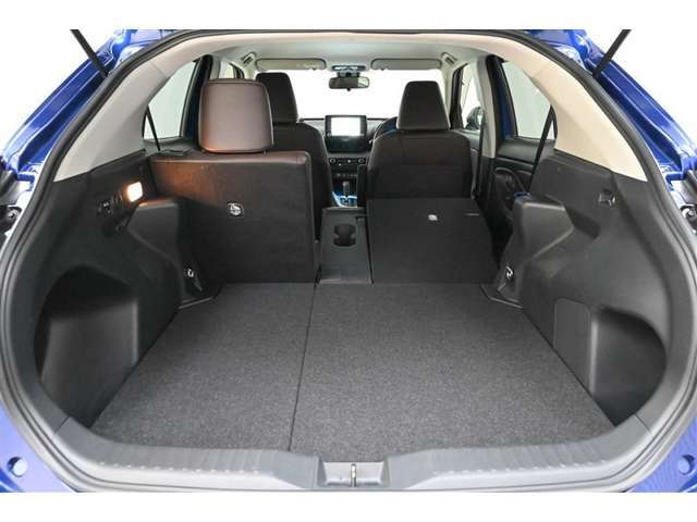 ■リヤシートの運転席側と真ん中のみ前倒しした状態。　載せる荷物によりシートアレンジが可能