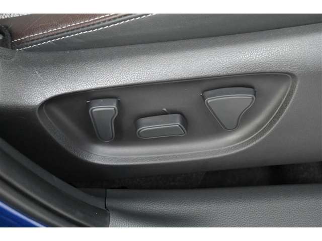 運転席は6ウェイパワーシートを装備。前後スライド、リクライニング、シート上下調整が可能です。