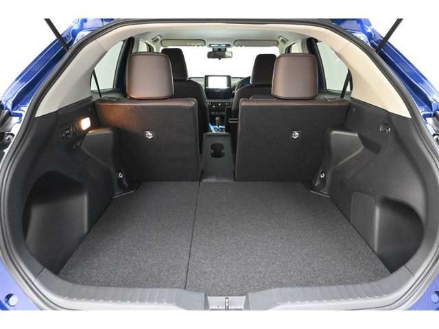 ■真ん中だけを倒せば、長尺物をスムーズに積むことができます。（ボトルホルダー2本付）