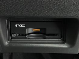 【ETC】有料道路を利用する際に料金所で停止することなく通過できる、ETC車載器（ノンストップ自動料金収受システム機器）が装備されています。セットアップを行うことで利用可能になります。