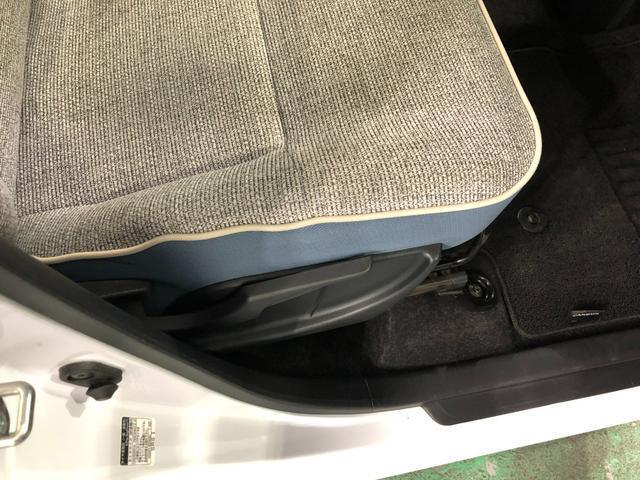 痛みの出やすい運転席シートの角、フロアマット、座面、ともに良好です