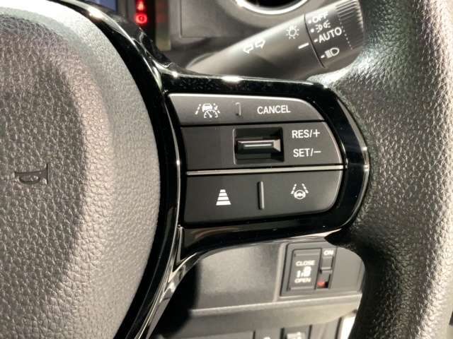 クルーズコントロールを装備しています。高速道路などで一定の速度で走ってくれるので運転が楽ですよ！速度を設定できますので、スピードの出しすぎにも注意できます。