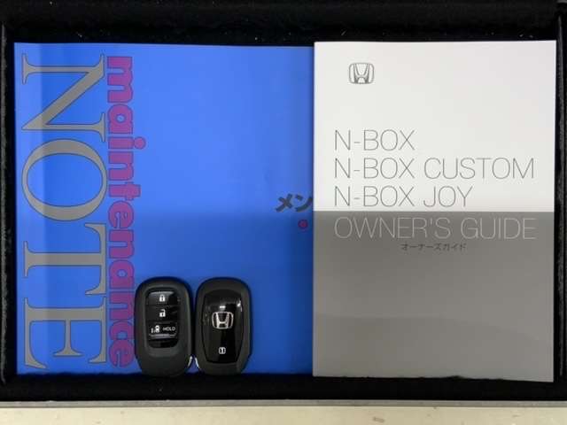 スマートキーは鍵をバッグに入れたままでもドアロックの開閉やエンジンのON・OFFができます。夜間や雨の日も鍵を探さなくて良いので便利です。