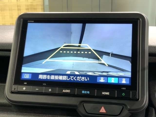 リバースギアに入れるだけで後方の表示へ切り替わります。夜間や雨の日の駐車も楽になりますよ。
