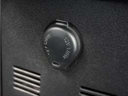 スマートフォンの充電等にも便利な電源ソケット！使いやすい場所に装備されています。