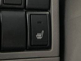 【シートヒーター】寒い日に重宝するシートヒーター！エアコンより早く温まってくれるので寒がりの人も安心ですね♪エアコンの温風は乾燥するから苦手、という方にもをおすすめです。