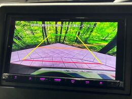 【バックカメラ】駐車時に後方がリアルタイム映像で確認できます。大型商業施設や立体駐車場での駐車時や、夜間のバック時に大活躍！運転スキルに関わらず、今や必須となった装備のひとつです！