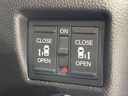 【両側スライドドア】駐車場で隣の車との間隔が狭く乗りにくい時、スライドドアなら安心！ドアオープン時も幅を取らず、開口部が広いので乗り降りがとっても簡単です。大きな荷物の出し入れも後席から可能♪