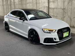 サンルーフ付のRS3セダンです！それだけでも希少ですが、さらにはカスタムも★
