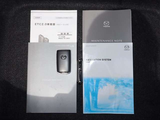 キーを携帯していればリクエストスイッチを押すだけでドアの開錠・施錠が可能です。しかもキーを差し込むことなくエンジンの始動・停止も可能です。取扱説明書・メンテナンスノートが揃っていますので安心です。