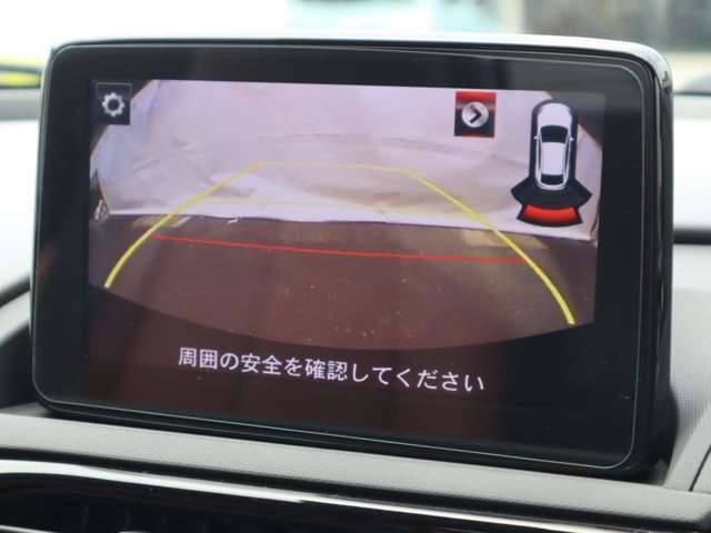 カラーで後方映像をモニターに映し出してくれるので、ショッピングモールのような狭い駐車場であったとしても障害物を見つけ、楽々駐車することができますね。
