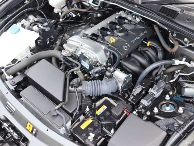 ロードスターのために専用設計されたSKYACTIV-G 1.5Lエンジン搭載。全てを「使い切る」ことを前提として開発されたエンジンです。クイックな反応とやる気にさせてくれるサウンドをご体感ください。