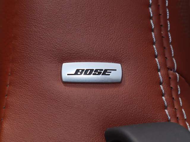 BOSEサウンドシステムを搭載。「良い音を出す」ではなく、その車種のごとに特徴を計算（車種専用設計）し、「反響音」を作り出すことによってどの座席でも自分中心で音が聴こえ、「心地よい空間」を作り出します。