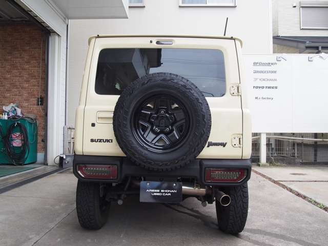 リアナンバーの上にバックカメラが付いてます