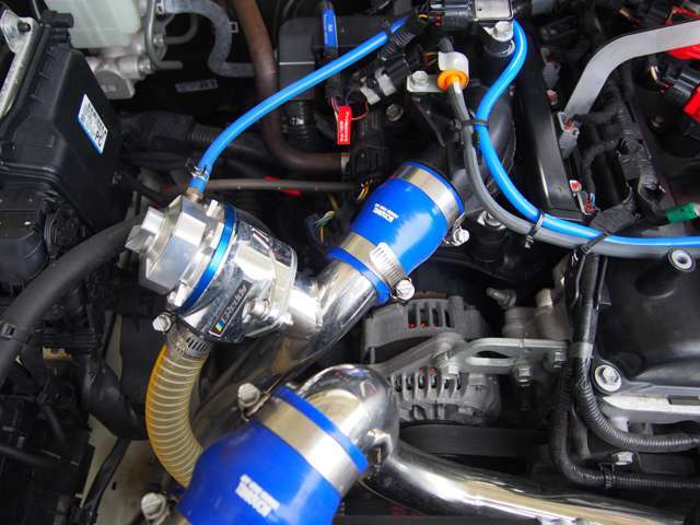 タニグチインタークーラーにステンレスパイピングとブローオフバルブ