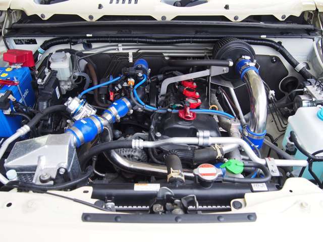 エンジンルームはご覧の通り、タニグチパーツで統一