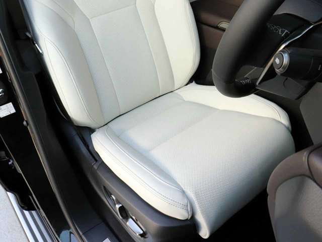 運転席の状態です。シートのスレ、ヘタリ等なく、とてもきれいな状態です。もちろんパワーシート・パワーシート・コンフォータブル（HOT＆COOL）機能付きです。使用感感じられません。