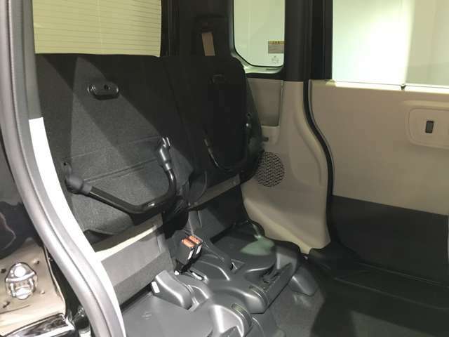 【チップアップシート】リアシートのチップアップ機構後席の座面をはね上げれば、背の高い荷物が置ける空間♪ベビーカーをたたまずに積むこともできます。