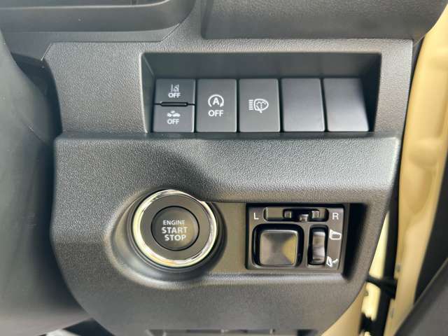 エンジンスタートボタン、安全装備オフスイッチ、サイドミラーの操作スイッチはハンドル右下にございます！全てのスイッチにしっかりと存在感があるので操作がしやすいです♪