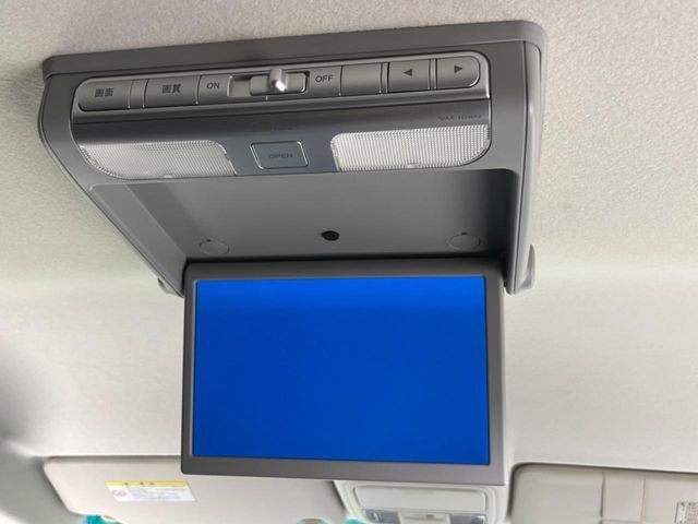 【フリップダウンモニター】大画面モニターで後席でもエンタメをお楽しみいただけます。小さなお子様にも大人気の装備です♪