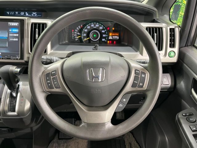 【ステアリングスイッチ】運転中、前方から目線をそらすことなく、オーディオ等の操作が可能な便利機能！安心＆快適なドライブを演出してくれます♪