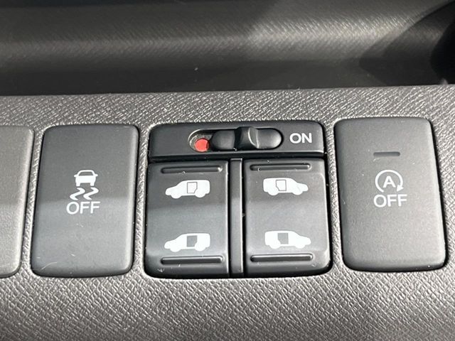 【両側パワースライドドア】スマートキーや運転席のスイッチで後席両側スライドドアの開閉が可能♪電動だから力を入れてドアを開ける必要が無く、小さなお子様でも簡単に開け閉めでき快適です♪