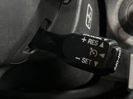 【クルーズコントロール】高速道路もラクラク走行。アクセルを離しても一定速度で走行ができ、長距離運転時の負担を軽減！加速・減速も簡単なスイッチ操作で調整できます。