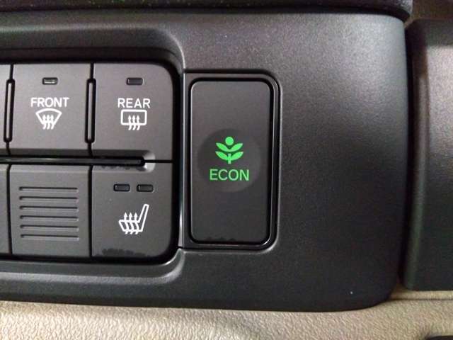 ECONスイッチが付いていますのでエアコンやガソリンの諸費を軽減してくれます！イメージ以上に効果がありますので期待して下さいね！