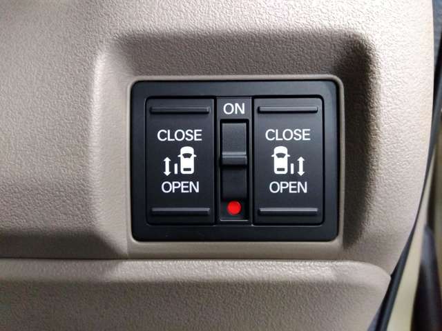 ワンタッチでスライドドアの開閉が可能な両側パワースライドドア付き！キーレスでの操作も出来ますので荷物が沢山の時でも操作出来ます。