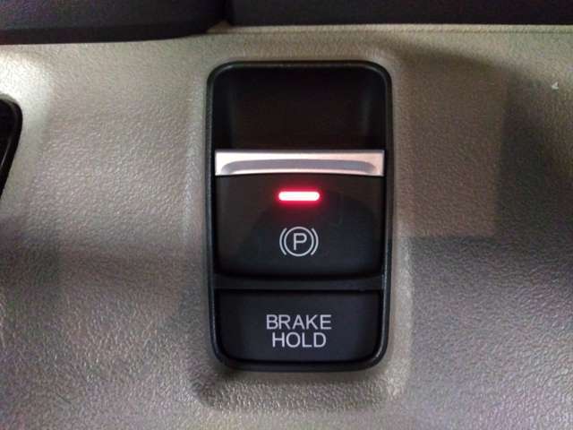 電子パーキングに加えてブレーキホールドシステムを装備しておりますので、信号待ちや踏み切り待ちでもブレーキを踏まずに停止できます！発進する際はアクセルを踏むだけですので渋滞時などはかなり楽ですね！