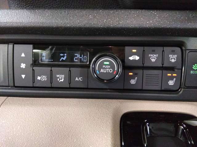 簡単操作なオートエアコンに快適装備に加え、更にシートヒーターもついてます！どんな時期でも快適にお過ごしいただけます！