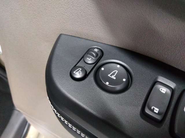 ワンタッチでドアミラーの格納が可能です！狭い車庫や立体駐車場などにオススメ！