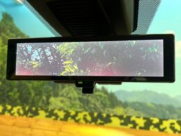 【インテリジェントルームミラー】後席の大きな荷物や同乗者で後方が確認しづらい時でも安心！カメラが撮影した車両後方の映像をルームミラー内に表示。クリアな視界で状況の確認が可能です！