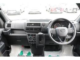 前席全体　目線も高く広い視界で安心して運転することができますね！