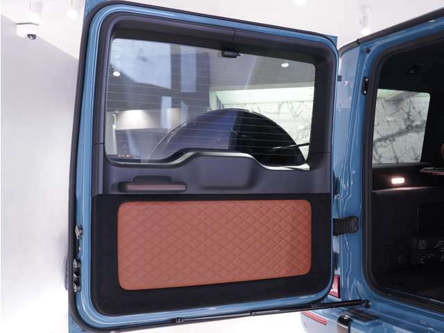 トランクドアハンドルにはウッドパネル、トランク内側部分にはキルティングレザーが施されており、機能面だけでなくデザイン面も追及された作りになっています。