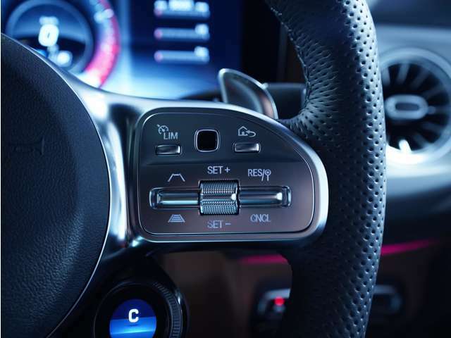 ステアリング右側のスイッチは、コックピットディスプレイの表示切替やクルーズコントロールスイッチとなります。