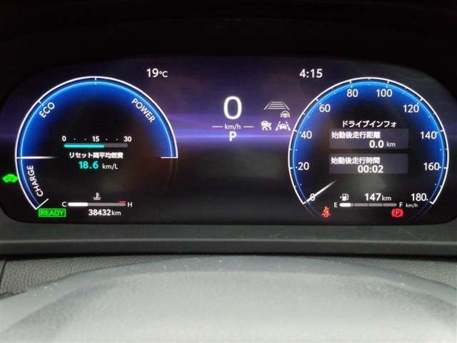 とっても見やすいメーターです。夜間時はラグジュアリーな気分にさせてくれる照明が魅力ですので、夜のドライブも楽しみになりますよ♪