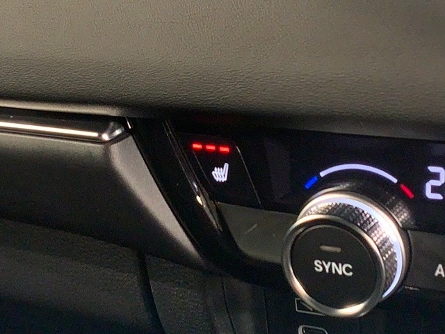 シートヒーターが付いています！寒い日に便利な装備ですね。
