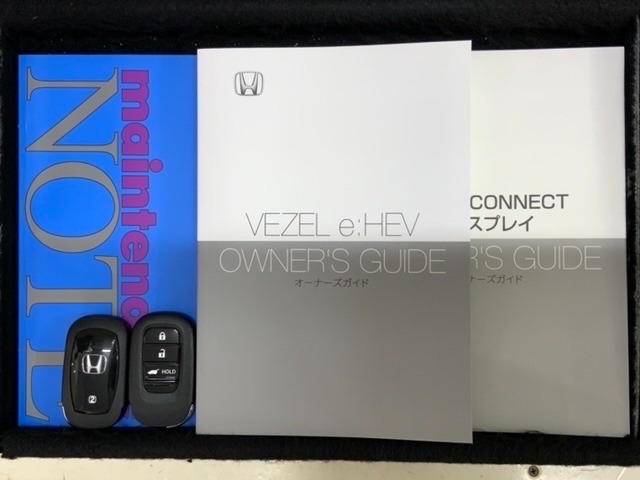 スマートキーは鍵をバッグに入れたままでもドアロックの開閉やエンジンのON・OFFができます。夜間や雨の日も鍵を探さなくて良いので便利です。