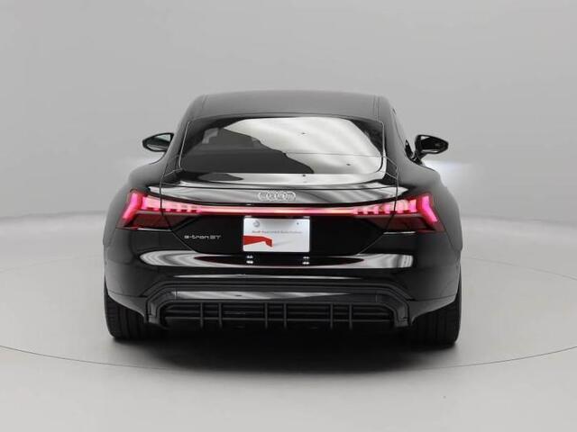 全周囲カメラ付き電動テールゲート付き。前後コーナーセンサーで駐車も安心